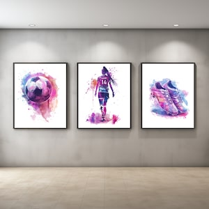 Conjunto personalizado de chicas de fútbol de 3 impresiones, arte personalizado de la pared de la chica de fútbol, guardería deportiva para mujeres, regalo de cumpleaños para ella, arte de la habitación rosa púrpura