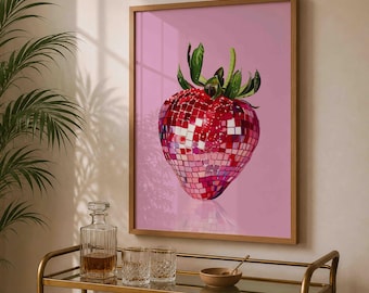 Puede incluir: Una lámina de arte mural enmarcada que muestra una fresa con forma de bola de discoteca con azulejos de espejo reflectantes rojos y blancos, rematada con hojas verdes, sobre un fondo rosa claro sólido en un marco dorado fino.