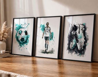 Könnte beinhalten: Drei gerahmte Kunstdrucke mit schwarzen Rahmen. Die Drucke zeigen einen Fußball, eine Fußballspielerin mit der Nummer 12 und ein Paar Fußballschuhe. Jedes Bild hat türkisfarbene und schwarze Aquarellakzente.