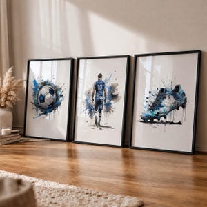 Pode incluir: Um conjunto de três quadros com ilustrações em estilo aguarela em azul e branco. O quadro da esquerda mostra uma bola de futebol, o central um jogador de futebol com uma camisola número 10 e o da direita uma chuteira.
