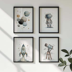 Puede incluir: Cuatro impresiones enmarcadas en acuarela con temática espacial. Las impresiones presentan planetas, un astronauta, un cohete y un telescopio. La obra de arte es en tonos de azul, gris y marrón, con marcos negros.