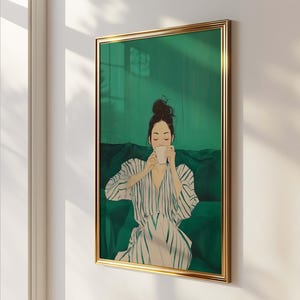 エメラルドグリーンのコーヒーガールのウォールアート、ミニマルなストライプのパジャマプリント、心地よい朝のデジタルダウンロード、リラックスした女性のポスター
