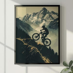 Può includere: Stampa artistica incorniciata con un ciclista di mountain bike in silhouette sullo sfondo di montagne innevate. L'opera d'arte utilizza una palette di colori tenui di verdi, marroni e crema, creando un'atmosfera serena ma avventurosa. La cornice nera aggiunge un tocco moderno.