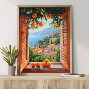 Puede incluir: Una pintura de una ventana con contraventanas abiertas que mira hacia una ciudad costera. La ventana está enmarcada en madera y tiene una vista de una ciudad ubicada en un valle con un océano azul en el fondo. Hay naranjos creciendo fuera de la ventana con naranjas colgando de las ramas.