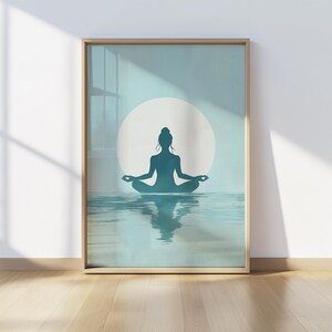 Arte mural de meditación de yoga, impresión de reflejo de luna zen, decoración espiritual bohemia, póster de mindfulness, arte de postura de loto serena, obra de arte azul relajante