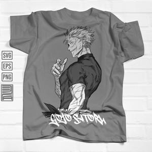 以下が含まれることがあります： グレーのTシャツ。黒と白のイラストで、とがった髪、包帯、黒い衣装のキャラクターが描かれています。「GOJO SATORU」の文字が白で下部に書かれています。Tシャツは半袖です。