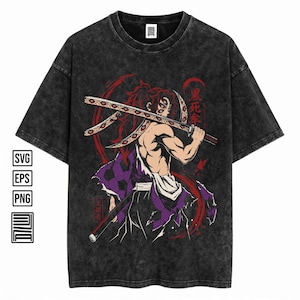 Op de afbeelding: Een zwart acid-wash t-shirt met een grafische illustratie van een personage met meerdere ogen en lang rood haar dat een zwaard over de schouders draagt. Het ontwerp bevat paars en wit patroon kleding, rode accenten en Japanse tekst.