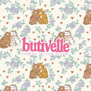 Op de afbeelding: Naadloos patroon met knuffelende katten, rozen en hartjes op een crèmekleurige achtergrond. De katten zijn bruin, oranje en wit. De roze tekst "butivelle" en "SEAMLESS PATTERN DESIGNS" maken het ontwerp compleet.