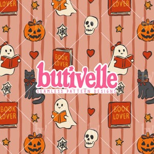 Könnte beinhalten: Ein nahtloses Musterdesign mit Halloween-Illustrationen. Das Design umfasst Kürbisse, Geister, die Bücher lesen, Totenköpfe, schwarze Katzen mit Schleifen, Spinnennetze, Herzen und Sterne auf rosa Hintergrund. Der Text "butivelle" ist ebenfalls vorhanden.