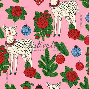 Könnte beinhalten: Ein sich wiederholendes Muster auf rosa Hintergrund mit cremefarbenen, gepunkteten Rehen mit roten Halsbändern, leuchtend roten Rosen mit grünen Blättern, blau-roten Weihnachtskugeln und grünen Tannenzweigen. Der Text Butivelle ist sichtbar.