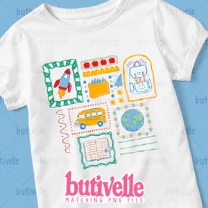 Könnte beinhalten: Weißes T-Shirt mit farbenfrohen Illustrationen zum Thema Schule. Designs umfassen eine Rakete, Äpfel, einen Schulbus, einen Rucksack, einen Globus und ein offenes Buch. Das Shirt hat auch den Text "butivelle MATCHING PNG FILE".