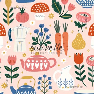 Può includere: Un motivo stravagante con vari elementi illustrati su sfondo rosa chiaro. Il design include funghi, fiori, carote, teiere e una caffettiera. È presente anche il testo "butivelle PATTERN STUDIO".