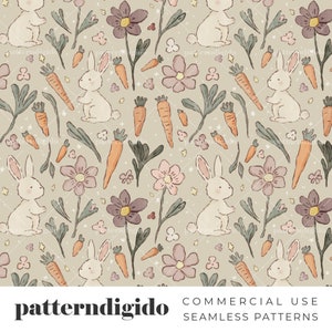 Pode incluir: Padrão sem costura com coelhos brancos, cenouras laranja e flores rosa e roxas sobre um fundo bege. O design inclui folhas verdes e detalhes de estrelas, criando uma ilustração caprichosa com tema de primavera.