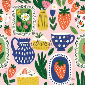 Puede incluir: Un patrón caprichoso con fresas, flores, tazas de té, rebanadas de pastel y una jarra azul sobre un fondo rosa. El diseño incluye arreglos florales enmarcados y una taza de té azul con acentos de flores blancas. El texto "BUTIVELL" y "PATTERN STUDIO" es visible.