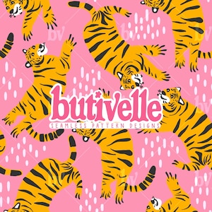 以下が含まれることがあります： ピンク色の背景に、黒い縞模様の入った、様式化された黄色のトラを特徴とするシームレスなパターンデザイン。トラは様々なポーズをとっており、白い雨のような形をしています。「butivelle」と「SEAMLESS PATTERN DESIGNS」の文字はピンク色です。