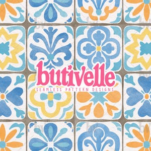 Puede incluir: Diseño de patrón sin costuras con baldosas cuadradas con motivos florales en azul, amarillo y naranja sobre un fondo neutro. Las baldosas tienen un efecto acuarela. El texto "butivelle" es rosa, con "SEAMLESS PATTERN DESIGNS" debajo.