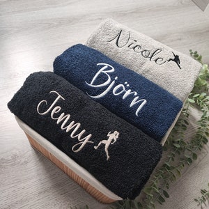 Personalisiertes Handtuch mit gesticktem Namen oder Text, personalisierte gestickte Handtücher Fußball Golf Tennis Schwimmen Sauna Boxen Bild 1