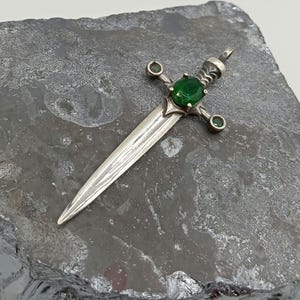 Pingente de espada esmeralda de prata esterlina unissex 925, joias artesanais, colar masculino, presente para o amante, pingente de espada de prata esmeralda