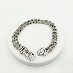 Handgraviertes silbernes kubanisches Gliederarmband für Männer, Herrenkettenarmband, einzigartiges Jubiläumsgeschenk für Ehemann, kompliziert gemustertes Silberglied