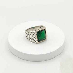 Handmade 925 Sterling Silver Men's Emerald Green Stone Ring, Geometric Chevron Pattern Modern Signet Jewelry