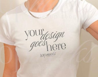 AS Colour 4074 Baby-T-shirt-modell, Dam-baby-T-shirt-modell, Vit baby-T-shirt, Selfie-modell, Y2K-modell, Estetisk modell, Verklighetsmodell