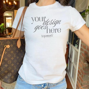Gildan 64000 Tシャツ モックアップ、64000L ソフトスタイル モックアップ、ホワイト フィット シャツ モックアップ ウーマン、リアル モックアップ、美的モックアップ、y2k セルフィー シティ モックアップ