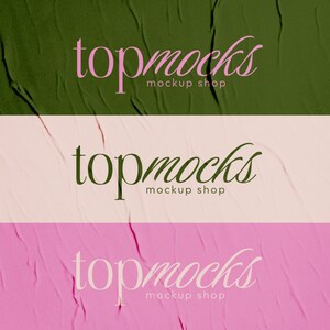 Op de afbeelding: Drie gekreukelde papieren mockups met de tekst "topmocks mockup shop" in roze letters op een groene, beige en roze achtergrond.
