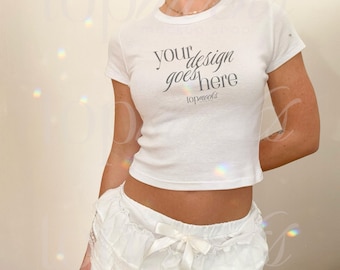 Bella Canvas 1010 J2 Baby T-shirt Mockup, Dam Baby T-shirt Mockup, Vit Baby T-shirt, Selfie Mockup, Y2K Mockup, Estetisk Mockup, Verklighetsmodell