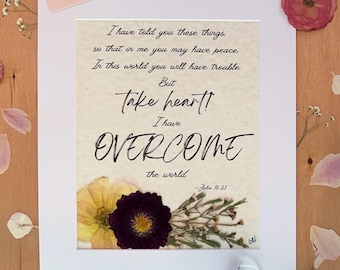 Geperste bloem bijbelvers kunst | Johannes 16:33 | Mat van 8 x 10 in 11 x 14 | Christelijke muurdecoratie | Echte bloem schriftkunst | Aanmoedigingscadeau