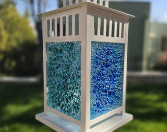 Farol de cristal costero, decoración inspirada en el océano, portavelas de cristal fusionado azul marino hecho a mano, iluminación para casas de playa, decoración de patio de verano