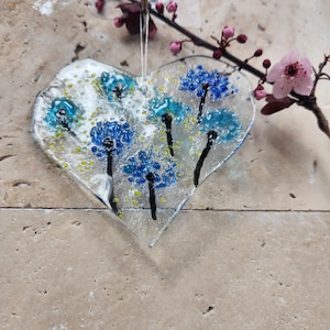 Daisy Flowers Fused Glass Heart: Whimsical Wall Hanging Decor