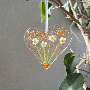 Daisy Flowers Fused Glass Heart Suncatcher: Valentine&#39;s Day Decor