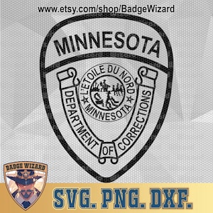 Pode incluir: Design gráfico em preto e branco de um distintivo do Departamento de Correções de Minnesota. O distintivo apresenta um escudo com o texto "MINNESOTA" no topo, "DEPARTMENT OF CORRECTIONS" ao redor do perímetro e uma estrela com o texto "L'ETOILE DU NORD" e "MINNESOTA" dentro da estrela.