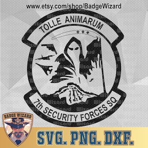 Puede incluir: Diseño gráfico en blanco y negro de una calavera con una guadaña, con el texto "TOLLE ANIMARUM" y "7th SECURITY FORCES SQ" alrededor de la calavera. El gráfico está en un círculo con un diseño de estrella.