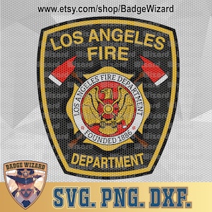 Pode incluir: Um distintivo preto e dourado do Departamento de Bombeiros de Los Angeles com uma águia vermelha, machados cruzados e o texto "Los Angeles Fire Department" e "Founded 1886".