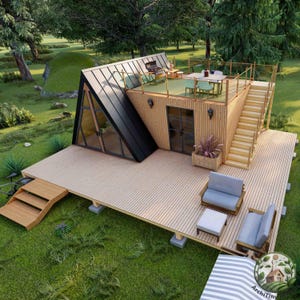 Puede incluir: Casa pequeña en forma de A con techo negro y grandes ventanales de cristal. La casa tiene una terraza de madera, escaleras y un patio en la azotea con mesa y sillas. El exterior es de color marrón claro con un pequeño jardín y zona de estar.