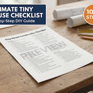 Puede incluir: Una lista de verificación impresa titulada "ULTIMATE TINY HOUSE CHECKLIST" con el subtítulo "Step-by-Step DIY Guide" se muestra en una superficie de madera. La lista de verificación incluye el texto "Tiny House Construction Checklist" y "PREVIEW". Un gráfico circular naranja dice "100+ STEPS".