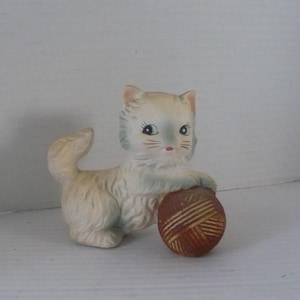 Vintage Porcelain Kitten Figurine w/Ball of Yarn Japan
