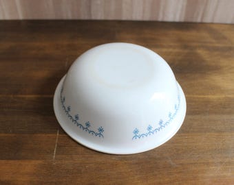 Vintage Corelle Snowflake Garland Blue Bowls Dinneware, USA, Vintage 1970s, 4 bowls in good condition and 2 bowls in fair condition