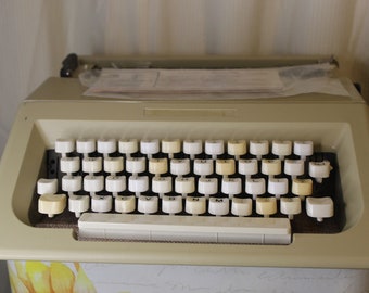 Typewriter Olivetti Lettera 25 vintage manual typewriter, 1974