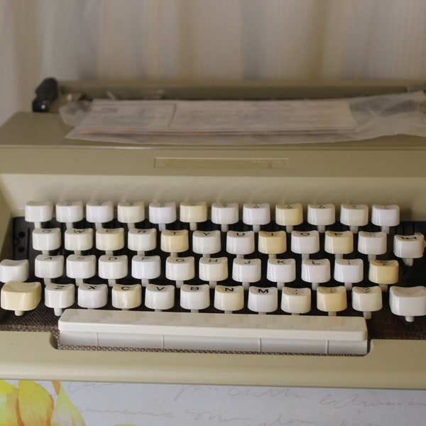 Typewriter Olivetti Lettera 25 vintage manual typewriter, 1974