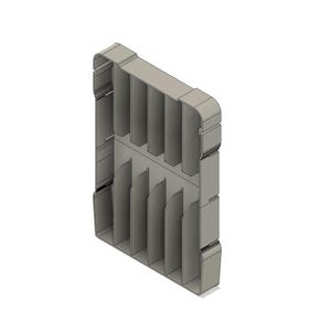 Peut inclure: Un organisateur en plastique rectangulaire gris clair avec des séparateurs verticaux. L'organisateur a un dessus incurvé et est conçu pour contenir plusieurs articles. Les séparateurs créent des compartiments individuels pour le stockage.