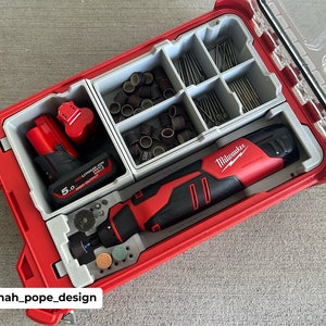 以下が含まれることがあります： 赤いミルウォーキーのツールケースには、ロータリーツール、バッテリー、さまざまなアタッチメントが入っています。ケースには透明な蓋があり、複数のコンパートメントで整理されています。