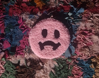 Unhappy Smiley hand-tufted mini rug / Käsintuftattu miniryijy Surunaama