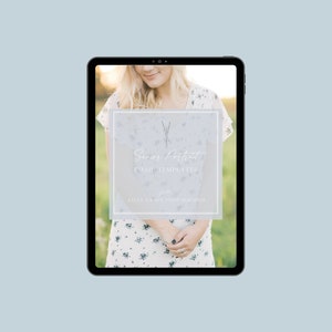 Puede incluir: Una tableta mostrando un producto digital para plantillas de correo electrónico. El texto en la pantalla dice "Senior Portrait Email Templates" y "Kelly Grace Photography".