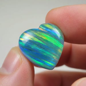 Cabujón de ópalo negro etíope natural certificado de más de 8 quilates, ópalo en forma de corazón con patrón de destellos amplios, piedra suelta para la fabricación de joyas y piedras curativas.