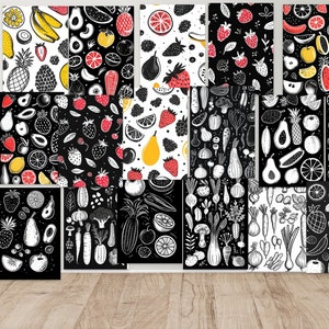 Może przedstawiać: Kolekcja czarno-białych grafik przedstawiających różne owoce i warzywa. Ilustracje obejmują truskawki, cytryny, banany, ananasy, marchewki i inne. Grafiki są ułożone na drewnianej podłodze.