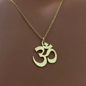 Delicado collar con símbolo Om: colgante minimalista de yoga
