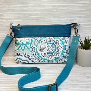 Bolso bandolera minimalista de piel vegana azul con estampado de mandala / Bolso bandolera pequeño con estampado de crochet azul