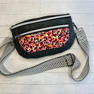 Riñonera de lona encerada, negra y rosa, tipo concha, estilo bandolera, ideal para festivales, cartera a juego o regalo.